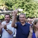 Zapatero saluda a los simpatizantes del PSOE en Valladolid junto a Tudanca, Puente e Iratxe García 