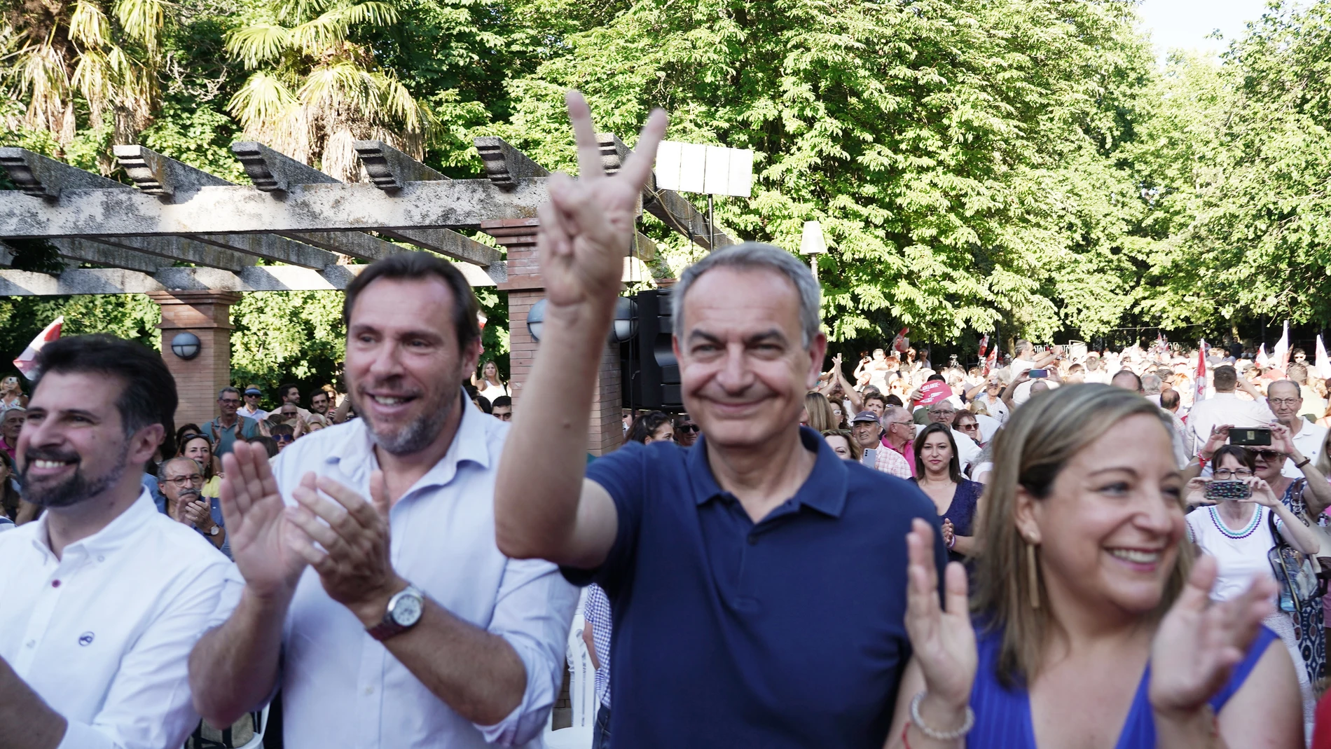 Zapatero saluda a los simpatizantes del PSOE en Valladolid junto a Tudanca, Puente e Iratxe García 