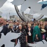 Artem Dmitriev (izq), durante el acto de conmemoración un año después de la muerte de su hija Liza Dmitrieva, niña de 4 años con síndrome de down, muerta en un bombardeo en Ucrania.