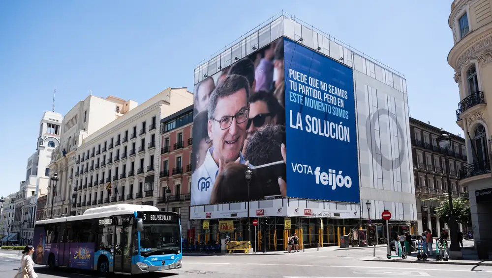 Una lona colgada por parte del PP, a 14 de julio de 2023, en Madrid (España). El Partido Popular ha colgado hoy una lona en un edificio del centro de Madrid en el que apela al voto útil a su candidato, Alberto Núñez Feijóo, en las elecciones generales del próximo 23 de julio.