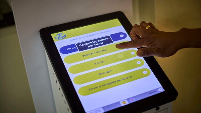 Ambiente en una oficina de Correos en los días previos al inicio de la campaña electoral del 23J. Estos días se prevé una avalancha de ciudadanos que asistan a las oficinas para solicitar el voto por correo. © Alberto R. Roldán / Diario La Razón. 16 06 2023