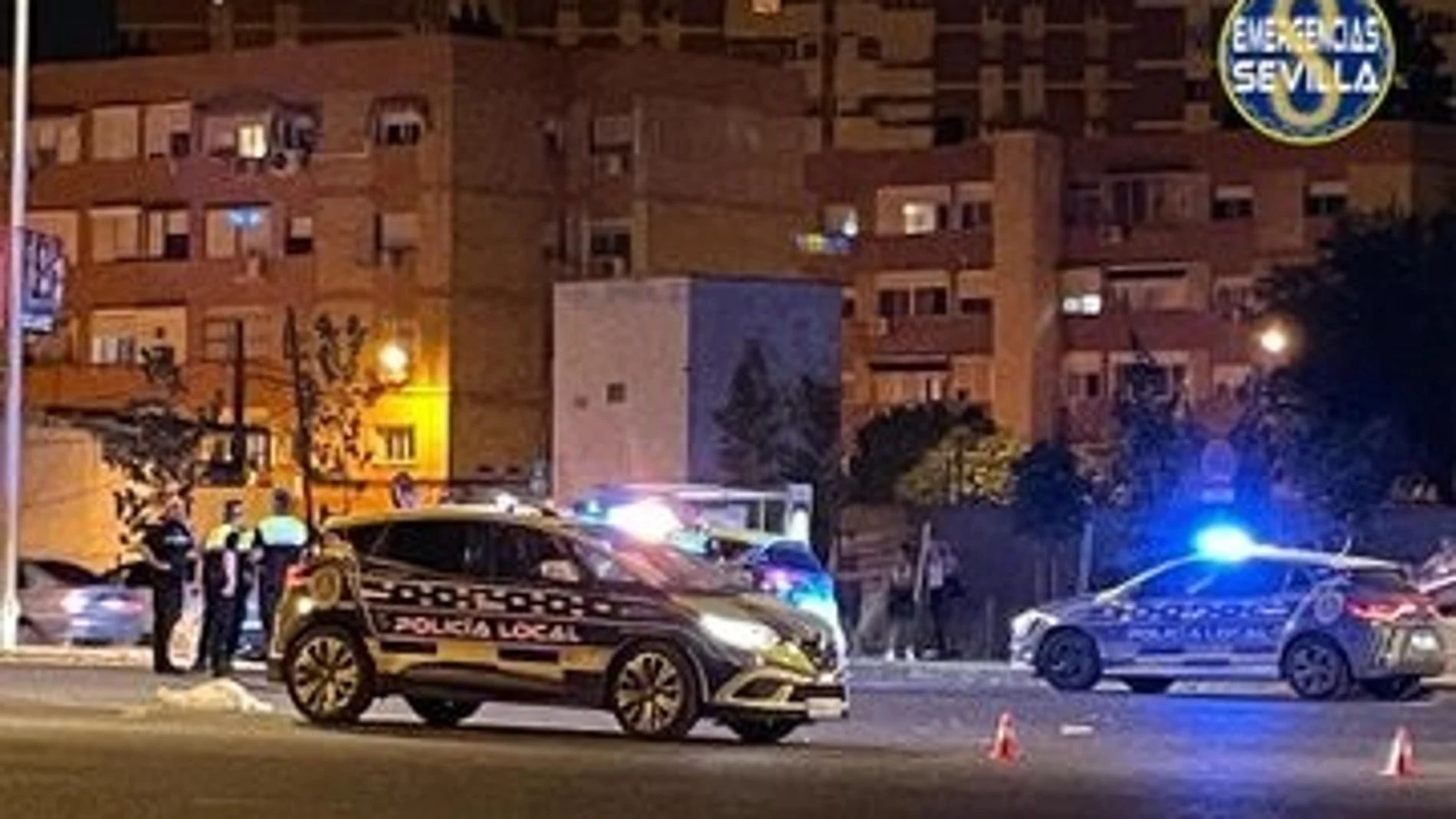 Agentes de Policía Local en la zona del atropello mortal a una mujer en un paso de peatones en la Avenida de Jerez de Sevilla EMERGENCIAS SEVILLA 14/07/2023