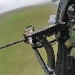 Impactantes imágenes de un helicóptero SH-60B de la Armada disparando su ametralladora en apoyo de fuego en tierra