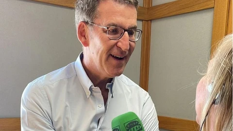 Feijóo atiende a los micrófonos de Onda Cero León