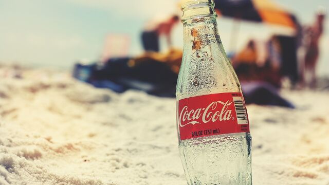 Una bebida refrescante en la playa