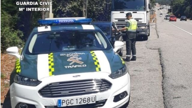 El camión camuflado de la Guardia Civil, tras detectar a un infractor