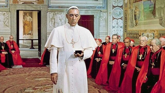 En "Las sandalias del pescador", Anthony Quinn da vida a un sacerdote católico ruso