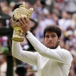 Carlos Alcaraz levanta el trofeo de su primer torneo de Wimbledon tras ganar a Djokovic