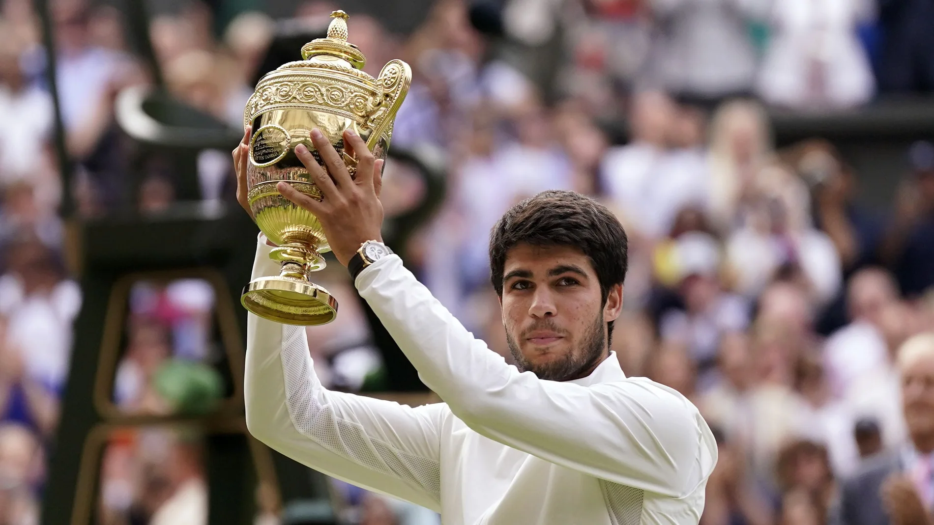 Carlos Alcaraz levanta el trofeo de su primer torneo de Wimbledon tras ganar a Djokovic