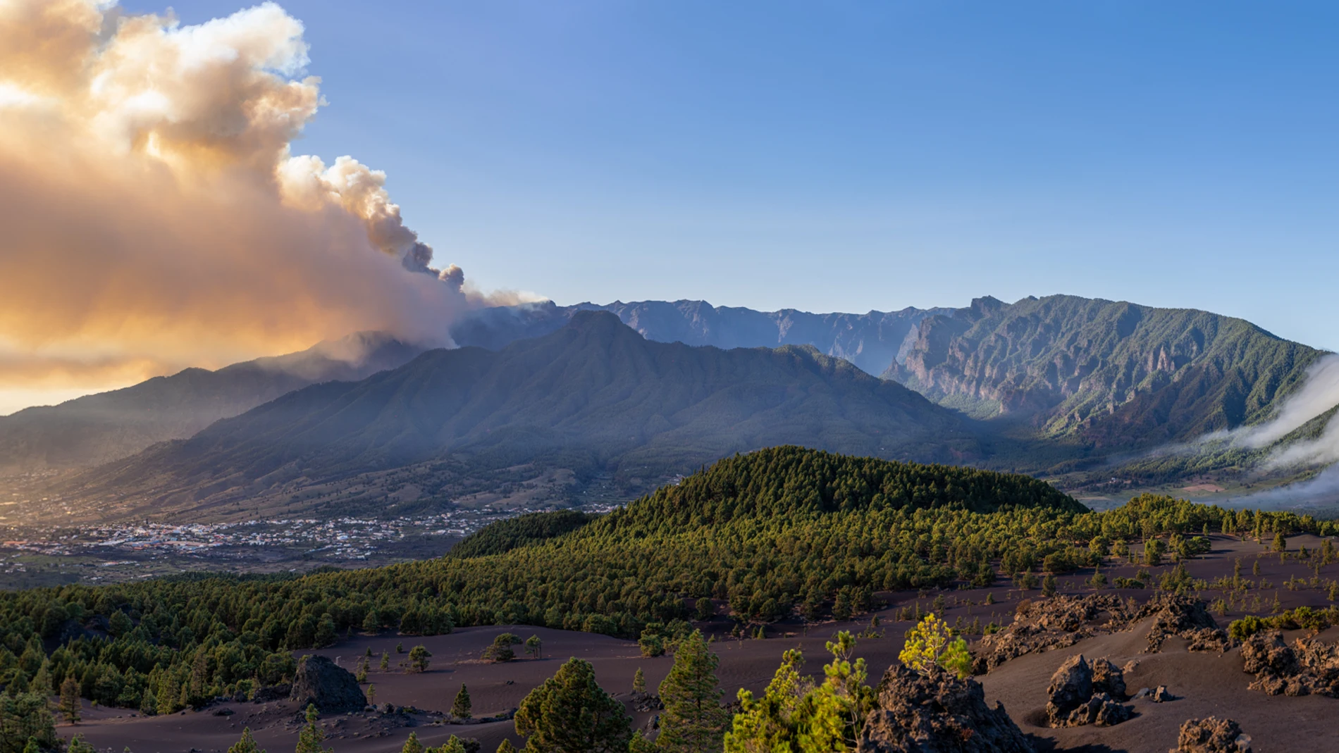 Incendios.- Continúan los trabajos en la zona alta del incendio de La Palma para evitar la progresión hacia la Caldera