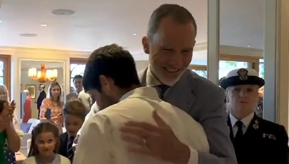 El cariñoso abrazo entre Carlos Alcaraz y Felipe VI tras su triunfo en Wimbledon