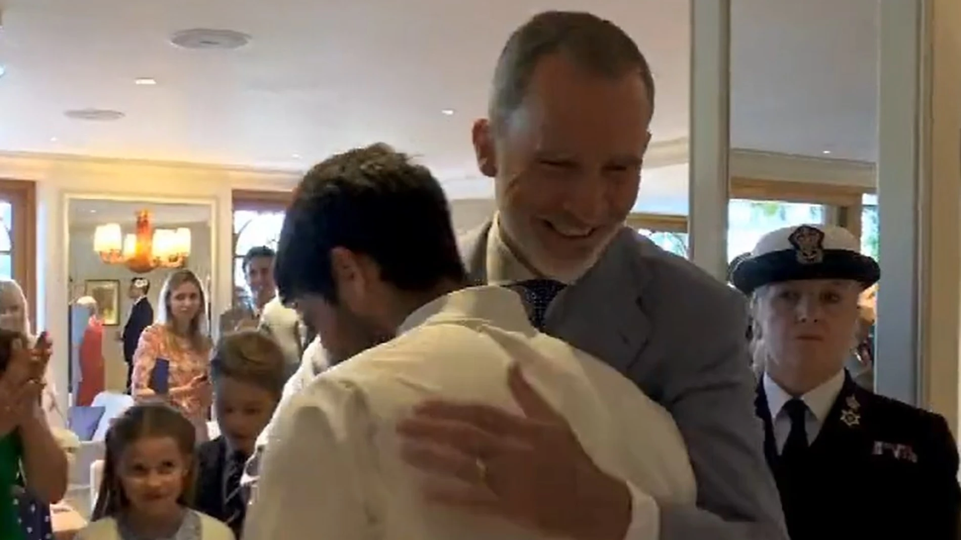 El cariñoso abrazo entre Carlos Alcaraz y Felipe VI tras su triunfo en Wimbledon