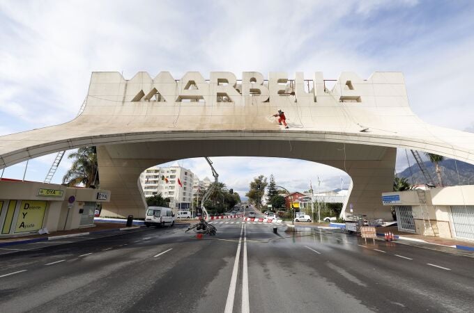 Trabajos de acondicionado en el conocido Arco de Marbella