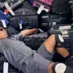 Un trabajador del aeropuerto muestra en TikTok cómo coloca las maletas