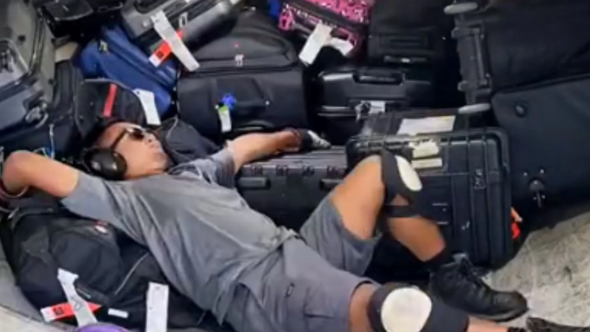 Un trabajador del aeropuerto muestra en TikTok cómo coloca las maletas