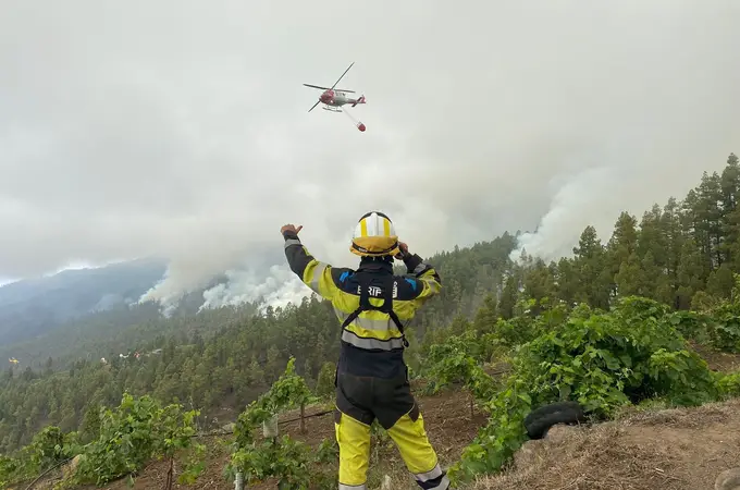 El incendio en La Palma sigue activo y amenaza una reserva natural