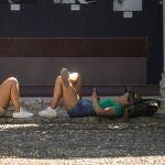  Dos turistas descansan a la sombra en el Patio de los Naranjos de la Mezquita-Catedral de Córdoba