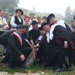 Los alcaldes de Roncal y Beretous colocan sus manos sobre la Piedra de San Martín.