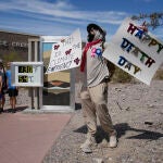Un manifestante protesta frente a la entrada del Parque Nacional del Valle de la Muerte (California)