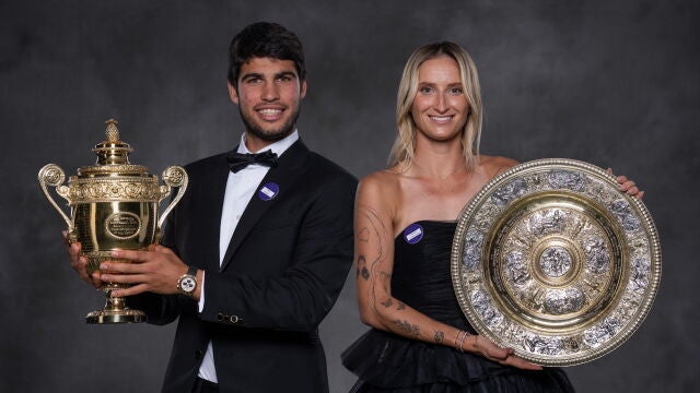 Alcaraz y Vondrousova posan con sus trofeos de campeones de Wimbledon