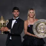 Alcaraz y Vondrousova posan con sus trofeos de campeones de Wimbledon