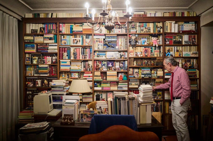El poeta Luis Alberto de Cuenca, que fue secretario de estado de cultura y director de la biblioteca nacional nos muestra su biblioteca personal ubicada en un piso en Madrid