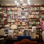 El poeta Luis Alberto de Cuenca, que fue secretario de estado de cultura y director de la biblioteca nacional nos muestra su biblioteca personal ubicada en un piso en Madrid