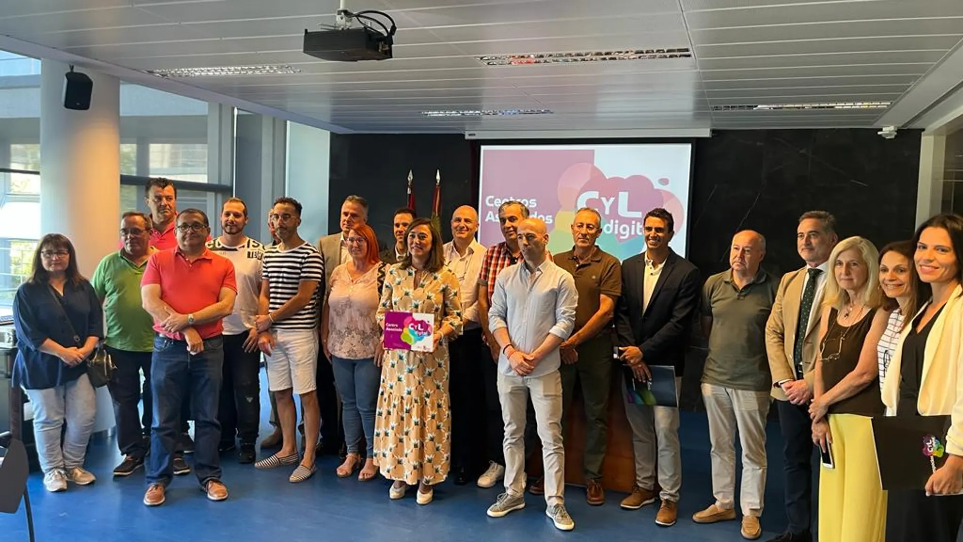 María González Corral junto con los representantes de los municipios