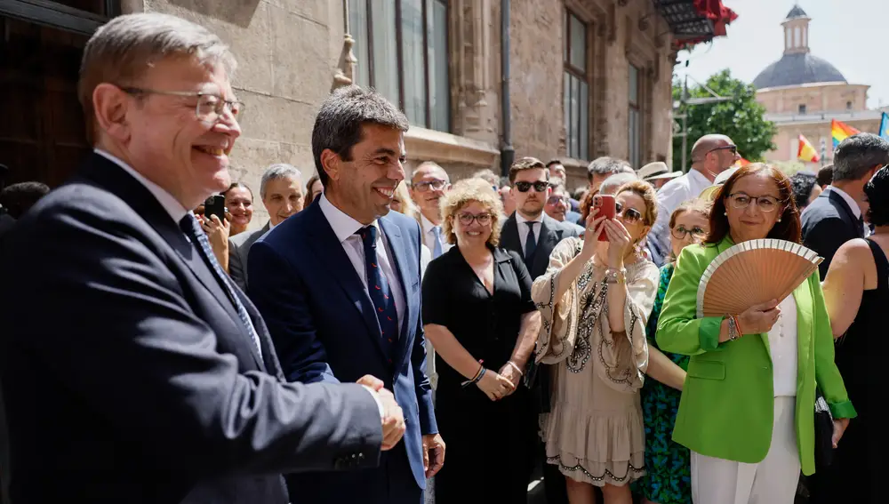 Ximo Puig recibe al presidente Mazón a las puertas del Palau de la Generalitat