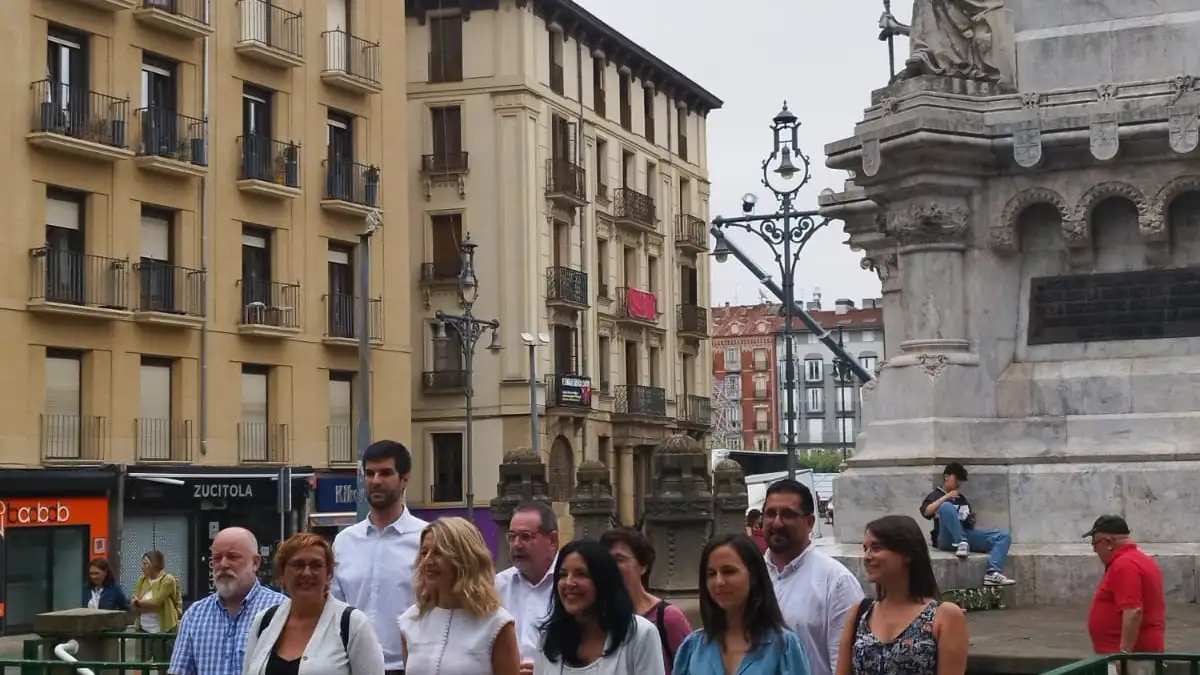 La candidata de Sumar, Yolanda Díaz, junto a Ione Belarra en Pamplona