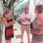 El edil Santiago Ballester charla con vendedoras del mercado de Algirós
