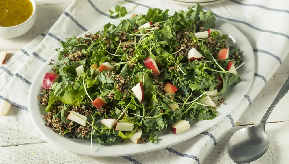 Ensalada de quinoa con manzana y hojas verdes