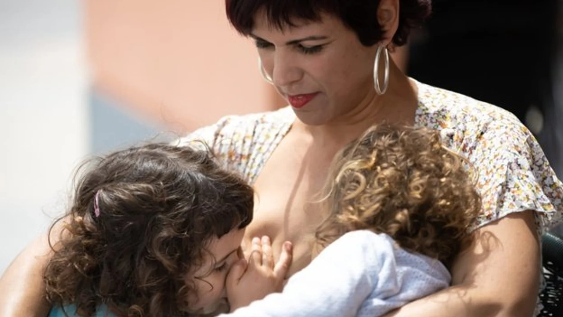 Teresa Rodríguez amamantando a sus hijas