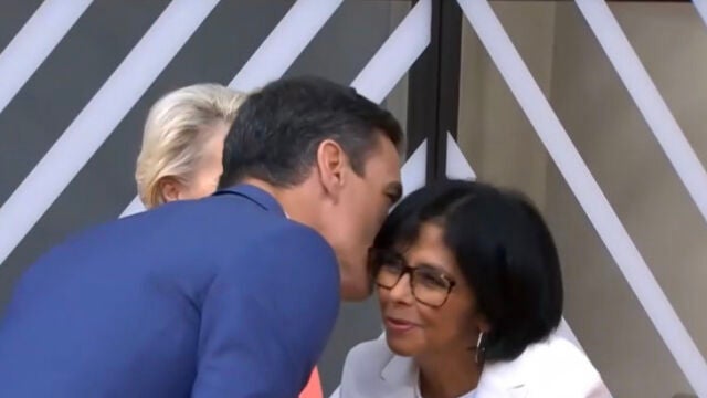 Sánchez da dos besos a Delcy Rodríguez en su visita durante la cumbre de la UE-Celac