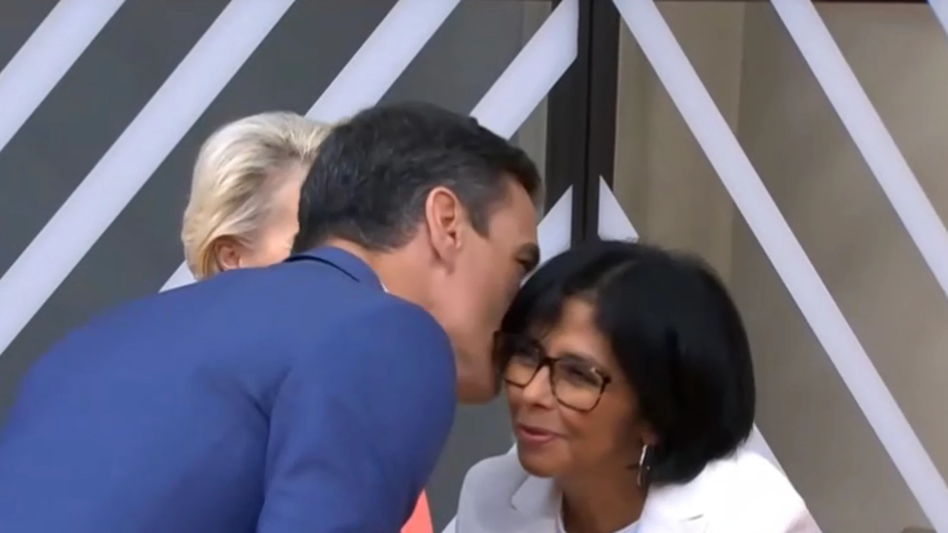 El presidente se muestra efusivo con la dirigente venezolana y añade al apretón de manos este cariñoso gesto