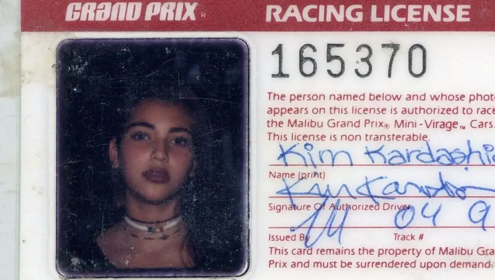 Kim Kardashian sorprende al llevar a su equipo de belleza para la foto de su licencia de conducir