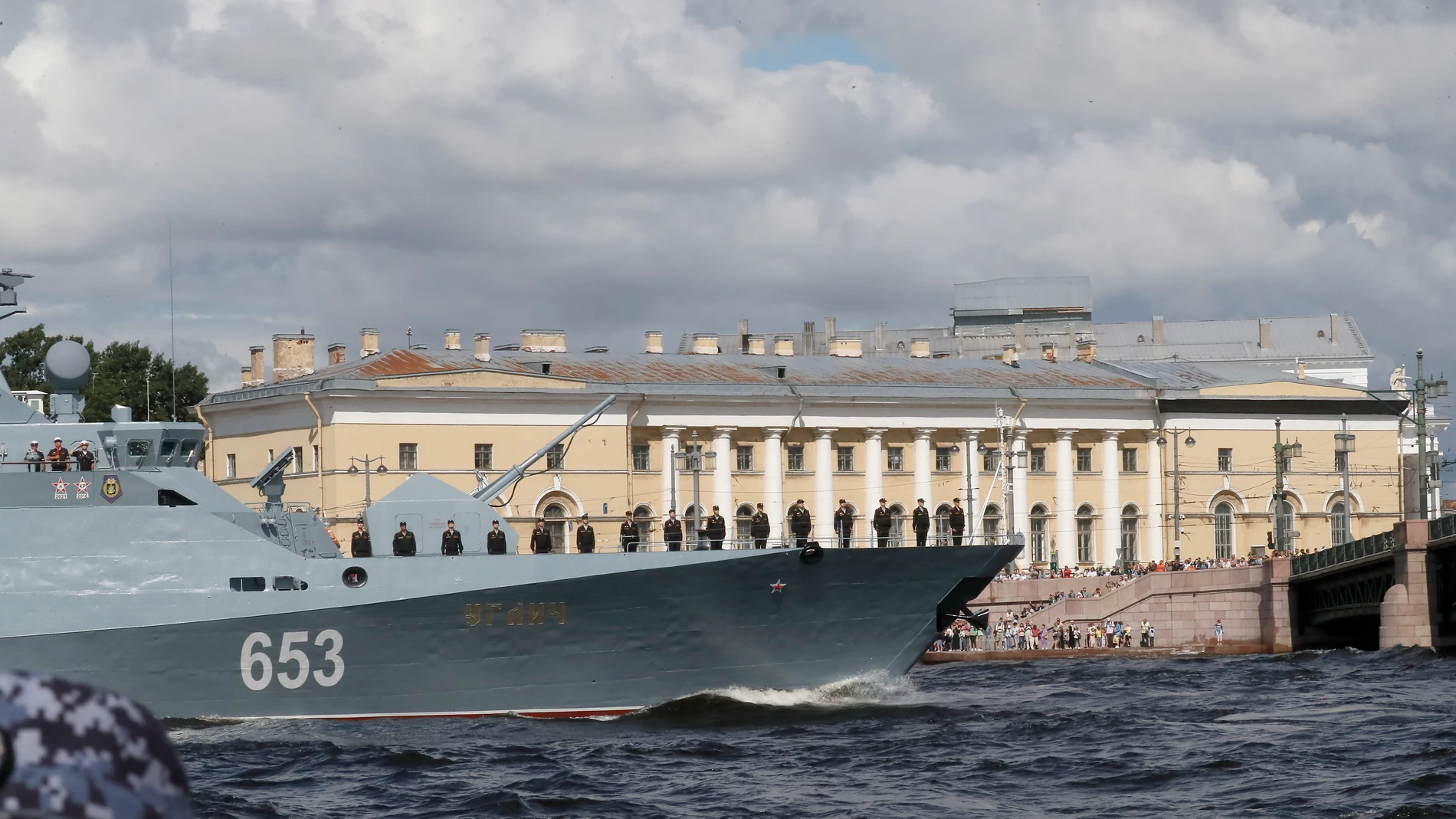 St.petersburg (Russian Federation), 19/07/2023.- People look on as Russian warships take part in rehearsals for the 'Russia Navy Day' parade in St. Petersburg, Russia, 19 July 2023. The 'Russia Navy Day' is celebrated on the last Sunday in July. (Rusia, San Petersburgo) EFE/EPA/ANATOLY MALTSEV