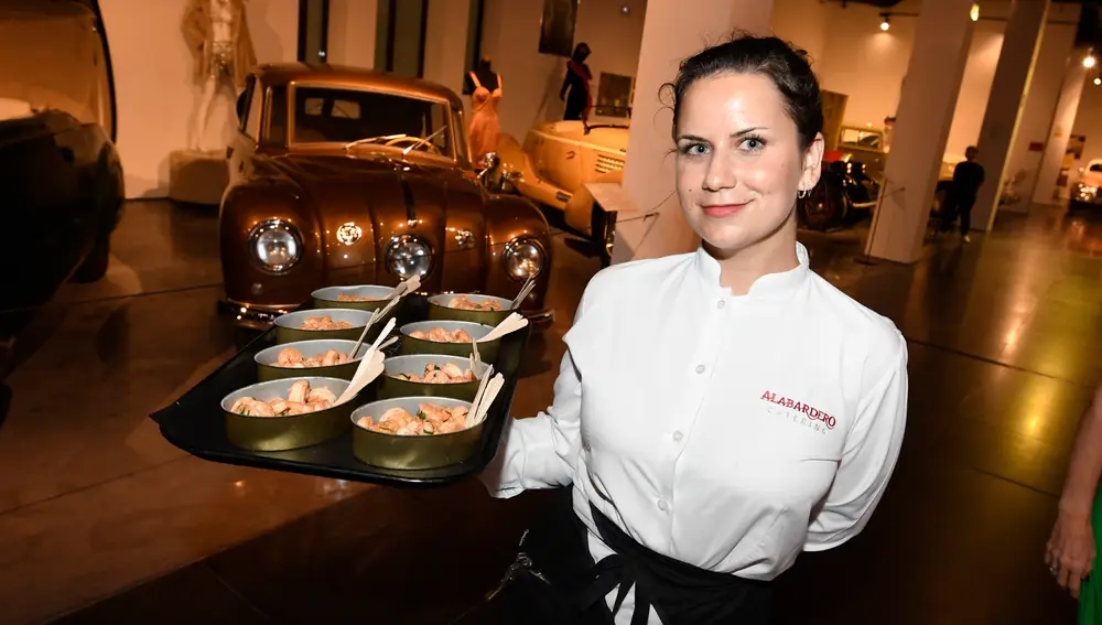 Una empleada de Alabardero catering & experiences muestra uno de los platos servidos en un evento