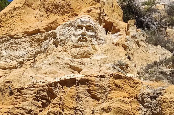 El misterio tras la escultura del anciano: El nuevo atractivo turístico de la costa de Huelva