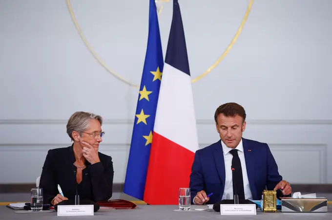 Macron ejecuta una remodelación de Gobierno de mínimos tras los disturbios y la crisis de las pensiones