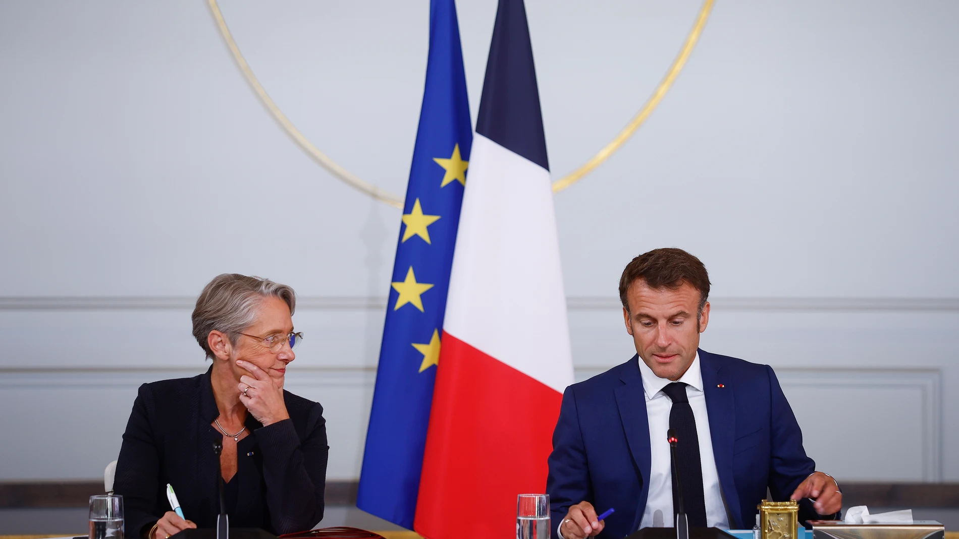 Paris (France), 19/07/2023.- French Prime Minister Elisabeth Borne (L) listens to the opening speech of French President Emmanuel Macron (R) prior to an Olympic and Paralympic Council one year ahead of the Paris games at the Elysee Palace in Paris, France, 19 July 2023. (Francia) EFE/EPA/YOAN VALAT / POOL 