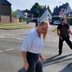 "Barbie anti piquete" mujer arrastra a activistas durante protesta en Alemania