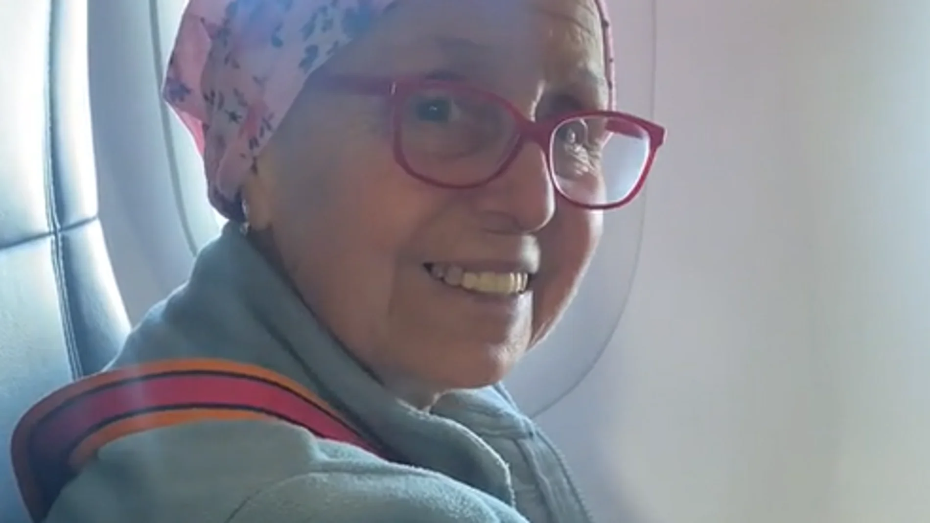 Un piloto sorprende a una pasajera por su valiente lucha contra el cáncer