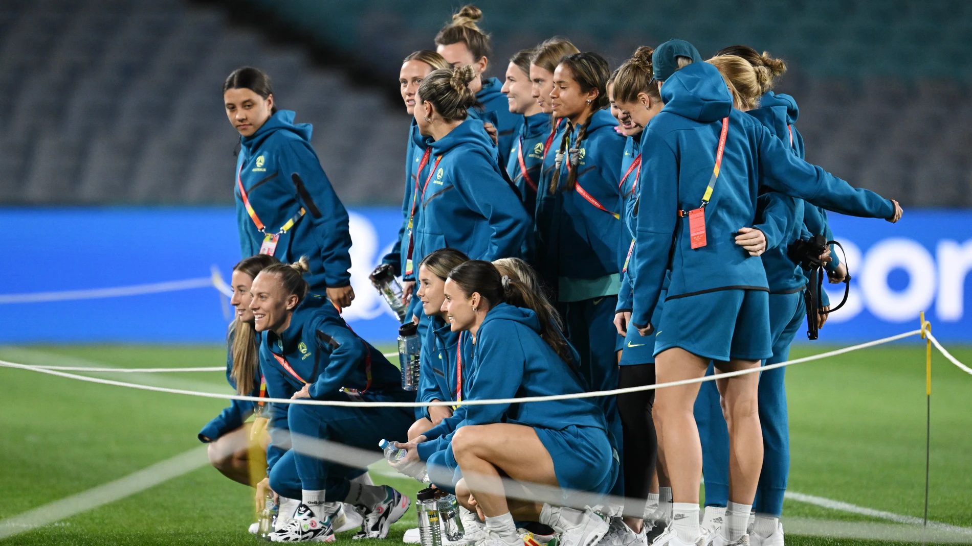 Australia take a team photo as they take to the pitch for a familiarisation session ahead of their team press conference during the FIFA Women’s World Cup, at Stadium Australia in Sydney, Wednesday, July 19, 2023. Australia take on the Republic of Ireland tomorrow. (AAP Image/Dean Lewins) NO ARCHIVING Aapimage / Dpa 19/07/2023 ONLY FOR USE IN SPAIN