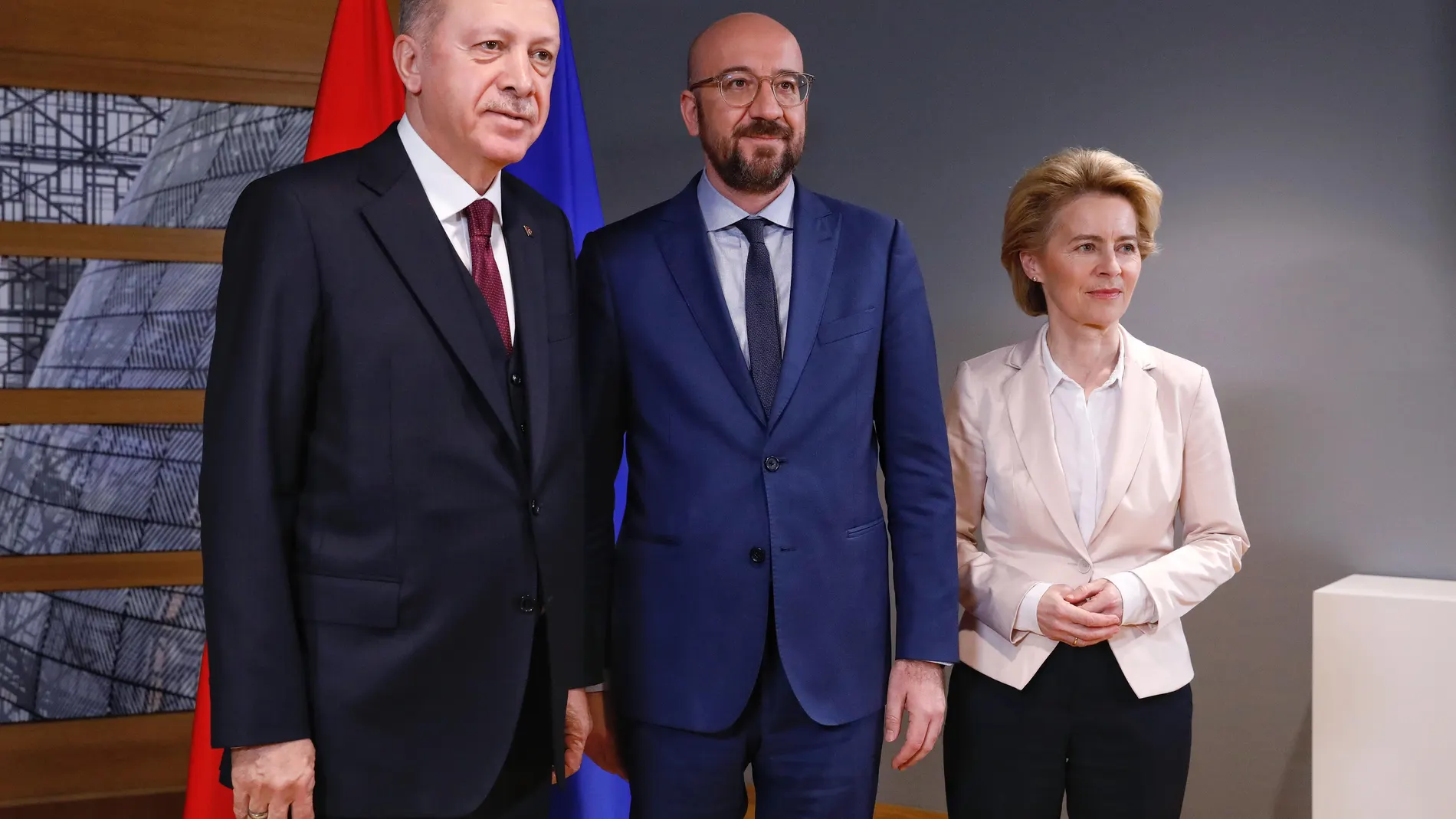 BRUSSELS, March 10, 2020 Turkish President Recep Tayyip Erdogan, European Council President Charles Michel and European Commission President Ursula von der Leyen (L to R) pose for a photo prior to their meeting in Brussels, Belgium, March 9, 2020. The European Union (EU) will check up with Turkey on the implementation of the 2016 migration deal, European Council President Charles Michel said on Monday. (European Union/Handout via Xinhua) (Foto de ARCHIVO) 10/03/2020
