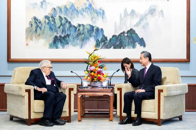 Xi traslada a Kissinger que los lazos entre China y EE UU se encuentran en una encrucijada, aunque la estabilidad es posible