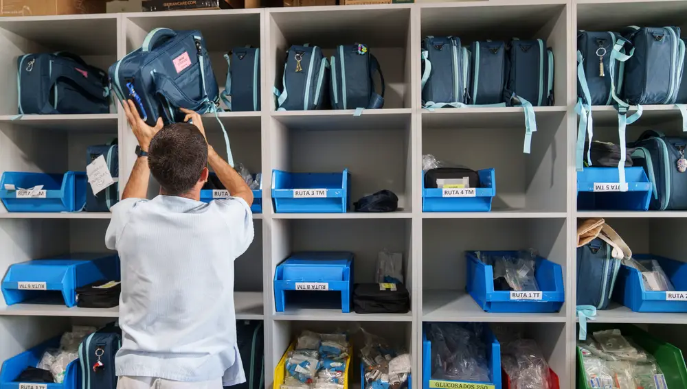 El enfermero Ismael Casillas prepara el material antes de salir para el domicilio del paciente