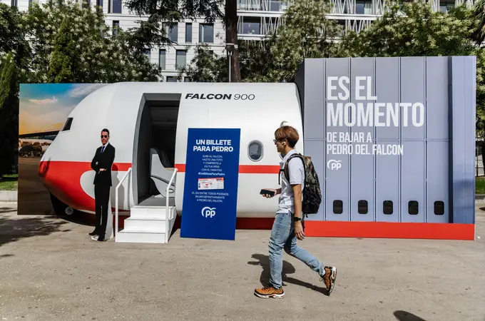 El PP planta un Falcon de cartón en el centro de Madrid: 