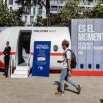 El PP instala una maqueta con el Falcon junto a la plaza de Colón: "Es el momento de bajar a Pedro"