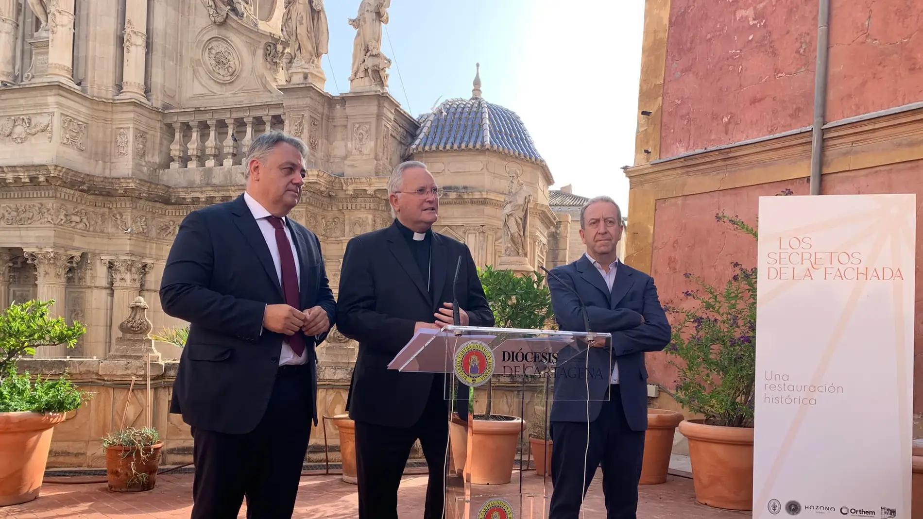 El obispo de Cartagena presenta el inicio de las obras de la fachada de la Catedral de Murcia, cuya primera fase se inicia el 8 de agosto con la colocación del andamio